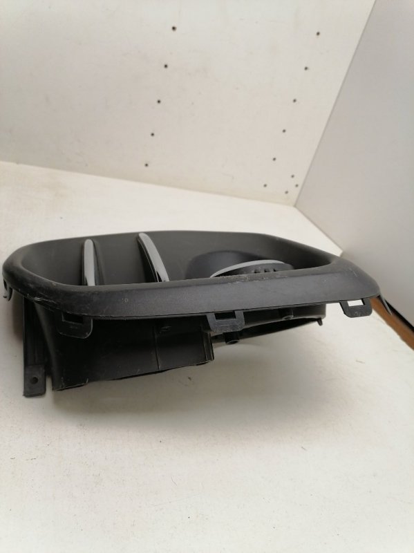 Рамка противотуманной фары левой