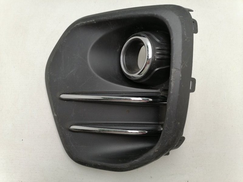 Рамка противотуманной фары левой