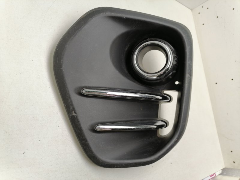 Рамка противотуманной фары левой