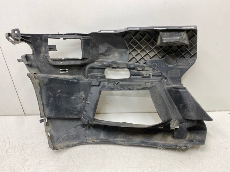 Кронштейн переднего бампера левый