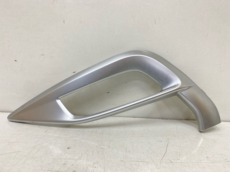 Рамка противотуманной фары левой