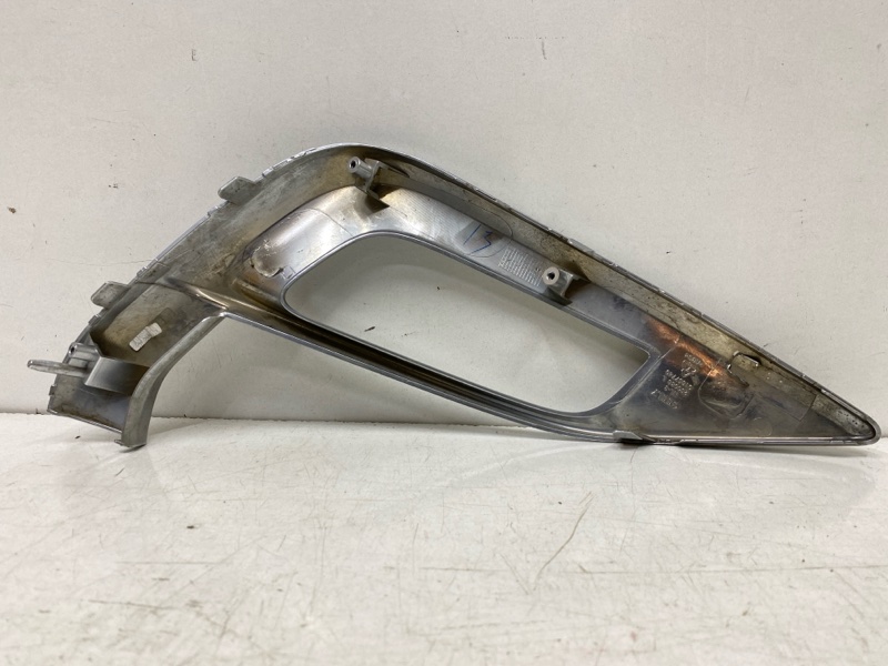 Рамка противотуманной фары левой