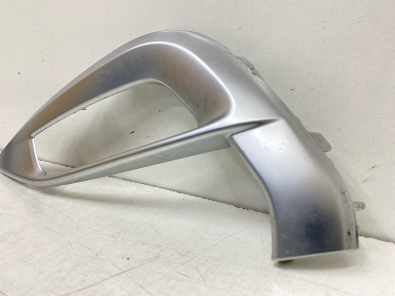 Рамка противотуманной фары левой