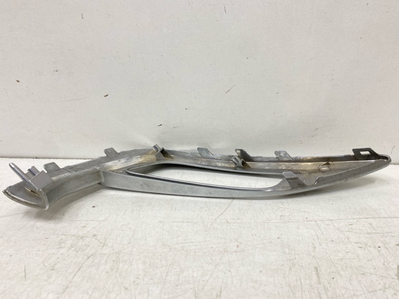 Рамка противотуманной фары левой