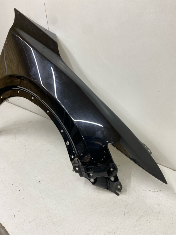 Крыло переднее правое