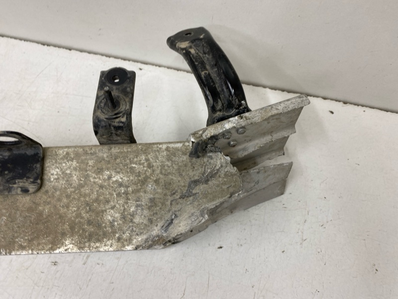 Усилитель переднего бампера