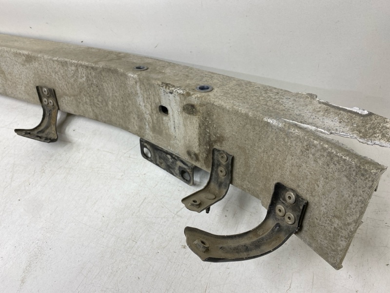 Усилитель переднего бампера