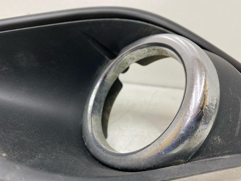 Рамка противотуманной фары левой