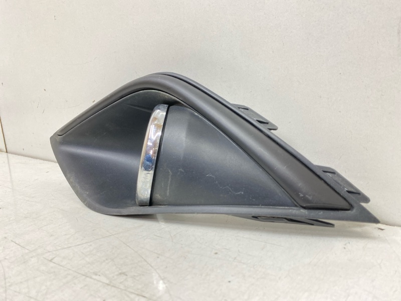 Рамка противотуманной фары левой