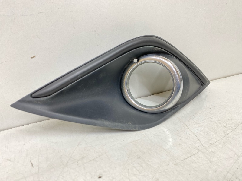 Рамка противотуманной фары левой