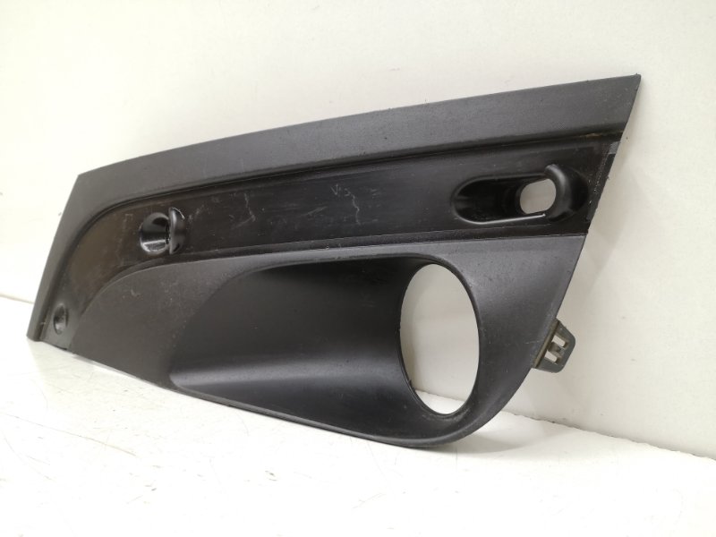 Рамка противотуманной фары правой