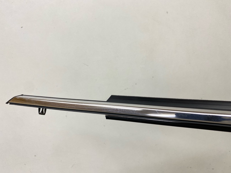 Накладка стекла переднего левого