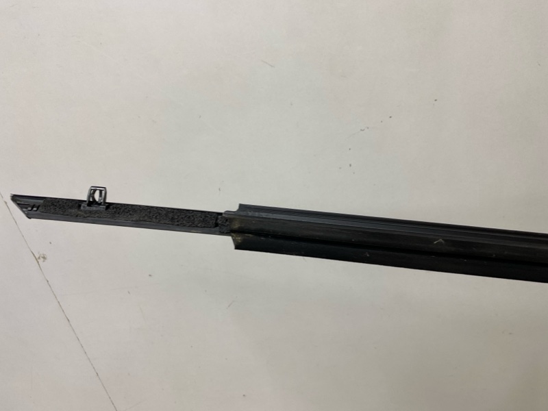 Накладка стекла переднего левого