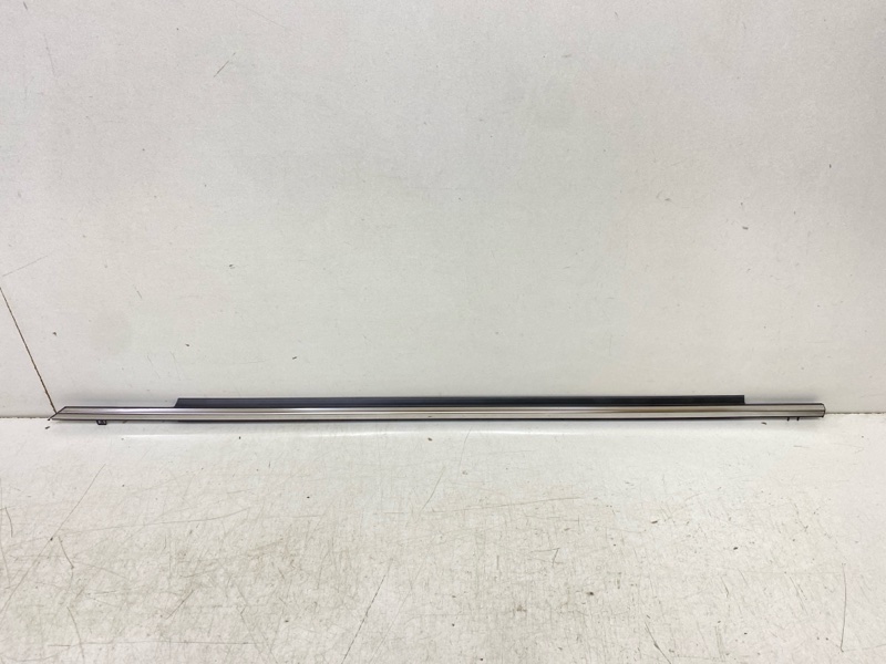 Накладка стекла переднего левого