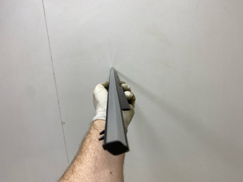 Накладка стекла переднего левого