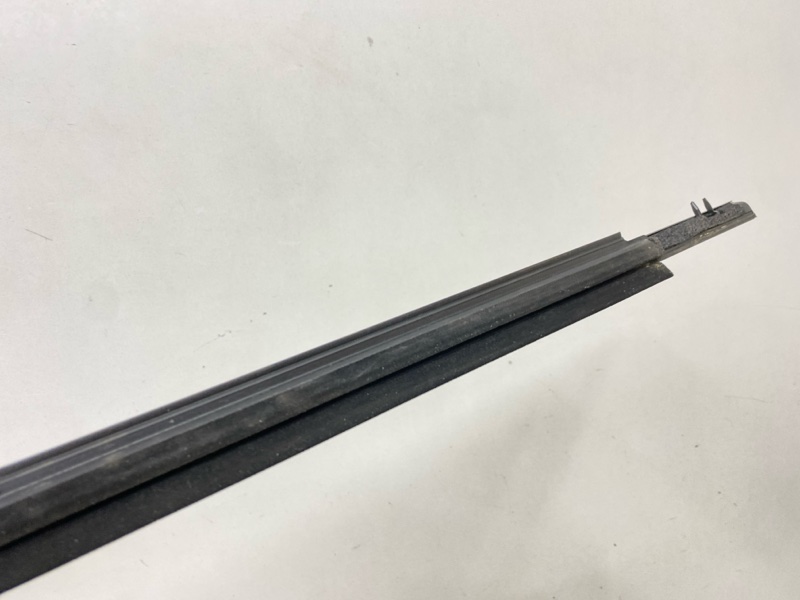 Накладка стекла переднего левого