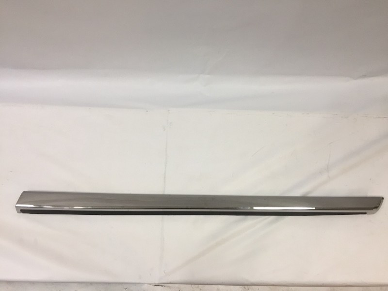 Накладка двери передней правой