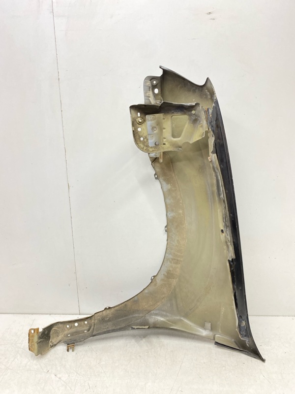 Крыло переднее правое