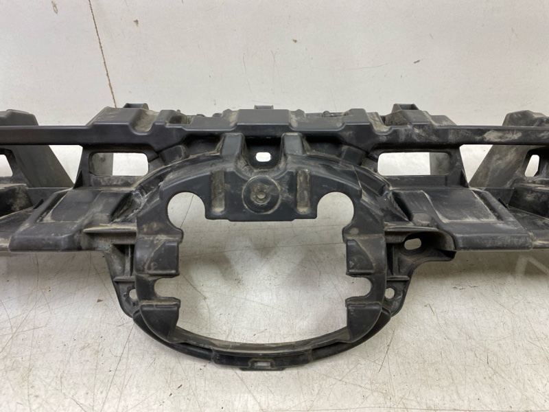 Кронштейн решетки радиатора