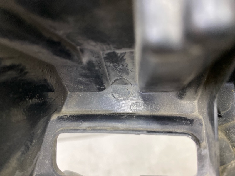 Кронштейн решетки радиатора