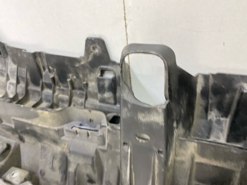 Кронштейн решетки радиатора