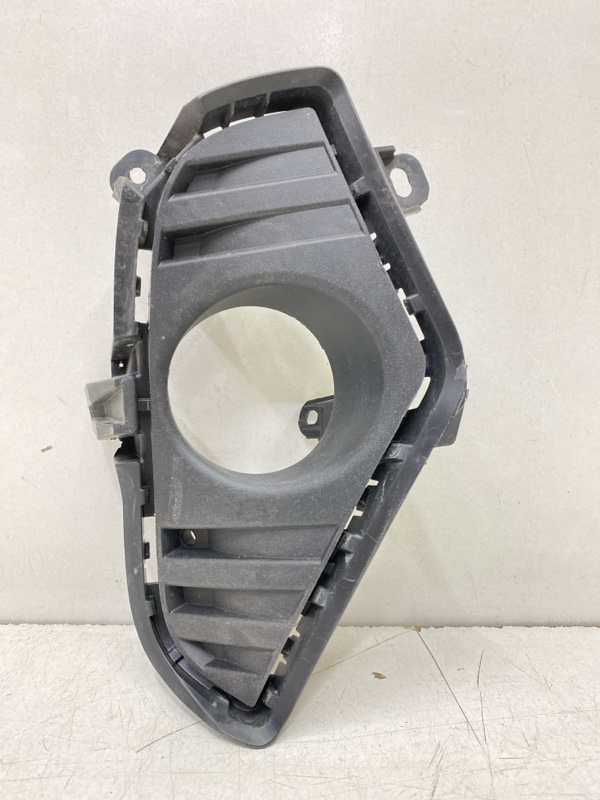 Рамка противотуманной фары правой