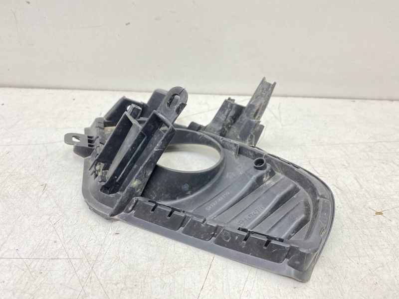 Рамка противотуманной фары правой