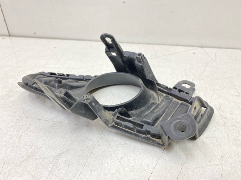 Рамка противотуманной фары правой