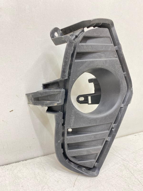 Рамка противотуманной фары правой