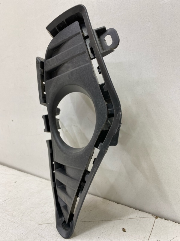 Рамка противотуманной фары правой