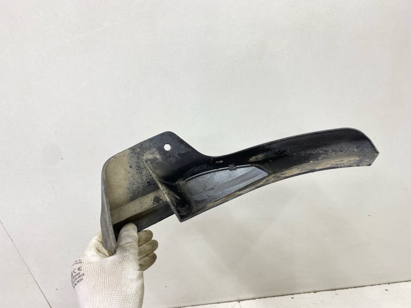 Брызговик задний левый