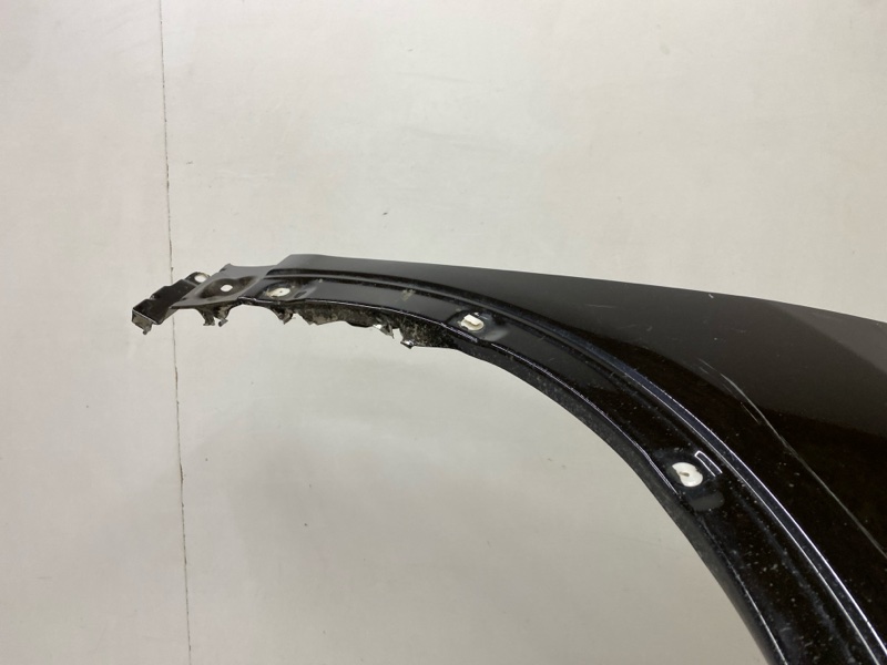 Крыло переднее правое