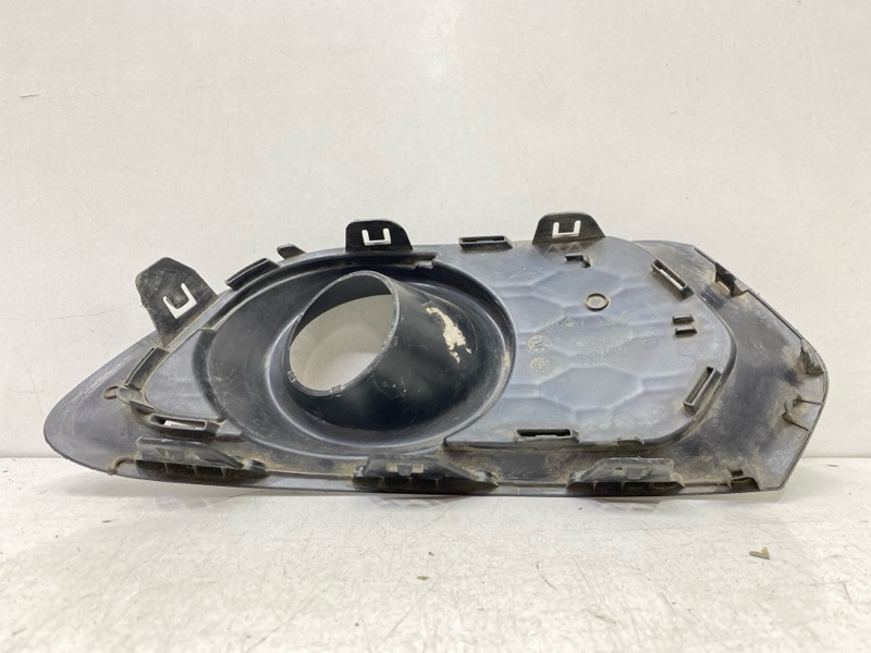 Рамка противотуманной фары левой