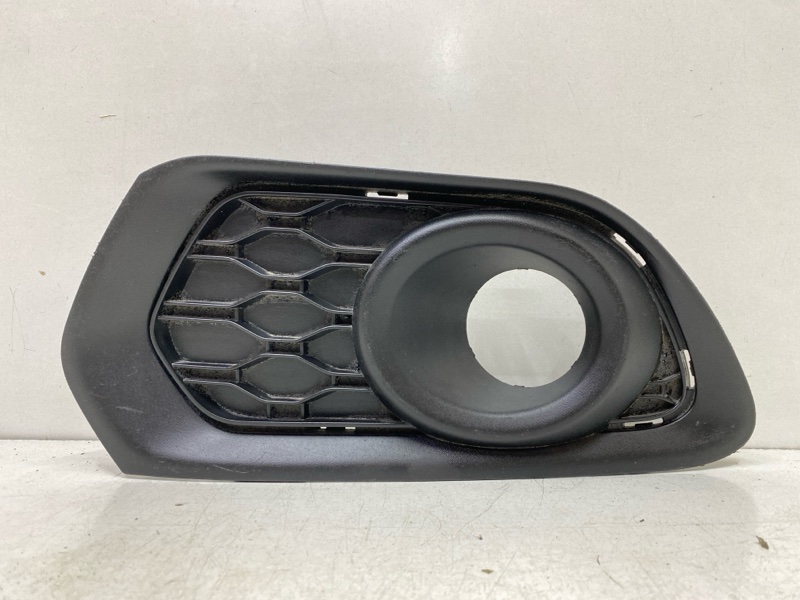 Рамка противотуманной фары левой