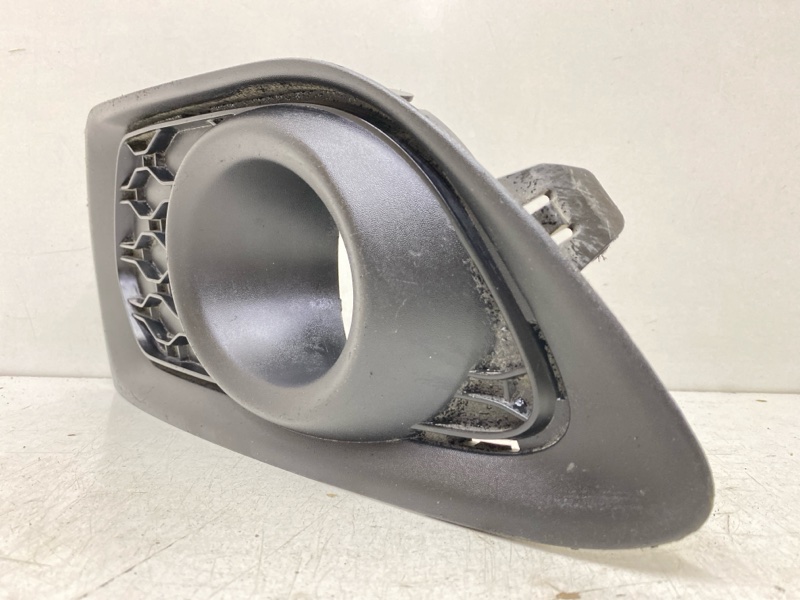 Рамка противотуманной фары левой