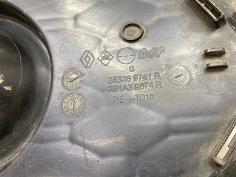 Рамка противотуманной фары левой