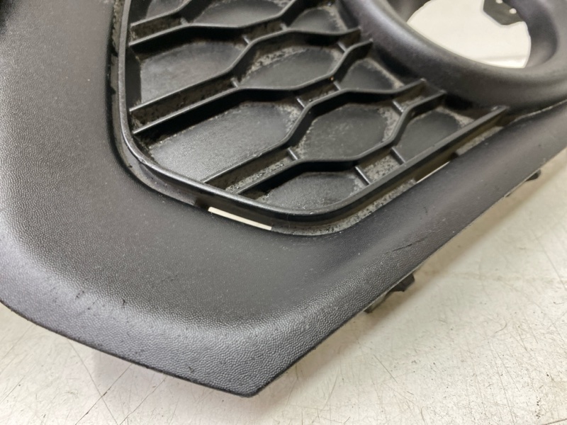 Рамка противотуманной фары левой