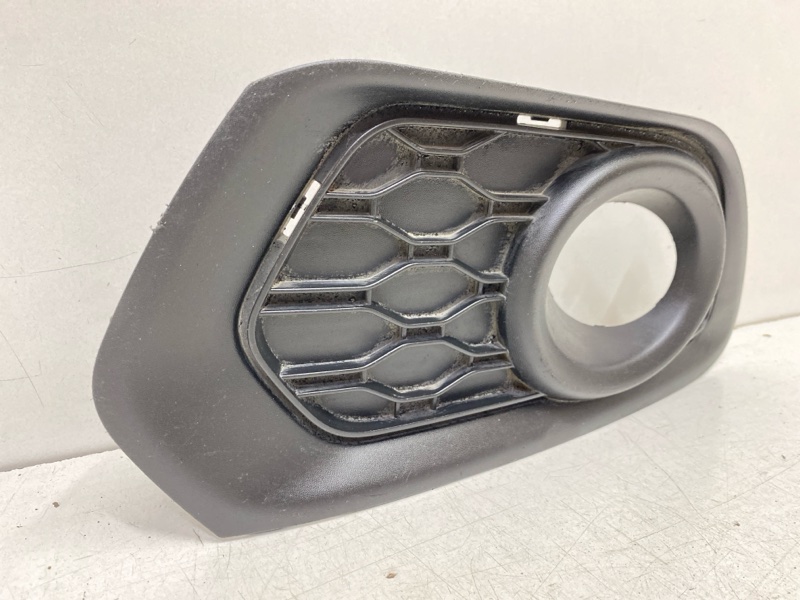 Рамка противотуманной фары левой