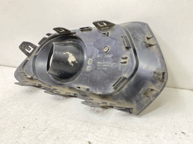 Рамка противотуманной фары левой