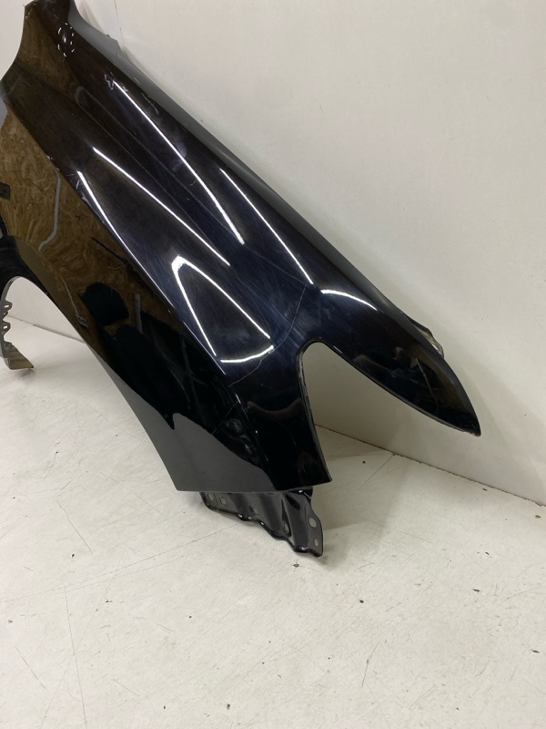 Крыло переднее правое