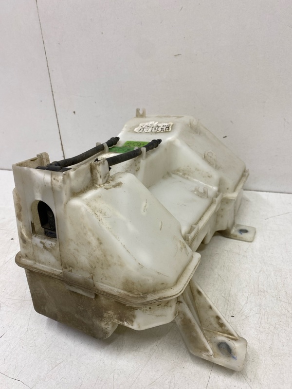 Бачок омывателя лобового стекла