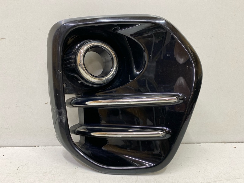 Рамка противотуманной фары правой