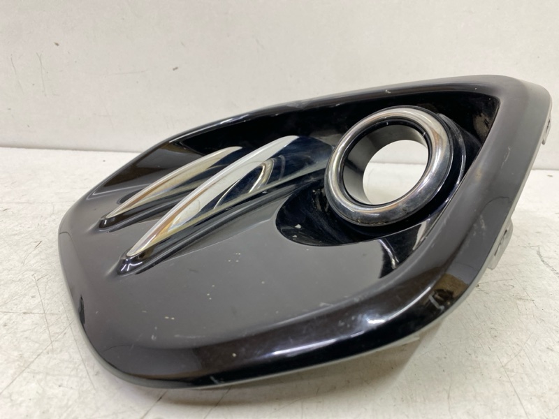 Рамка противотуманной фары правой