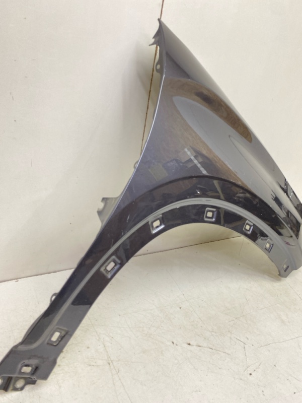 Крыло переднее правое