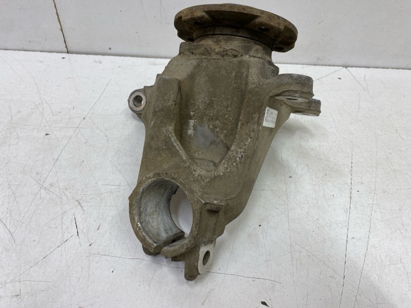 Кулак поворотный передний левый