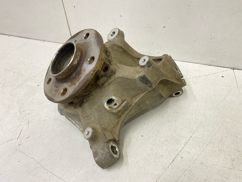 Кулак поворотный передний левый