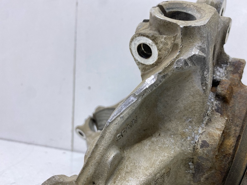 Кулак поворотный передний левый