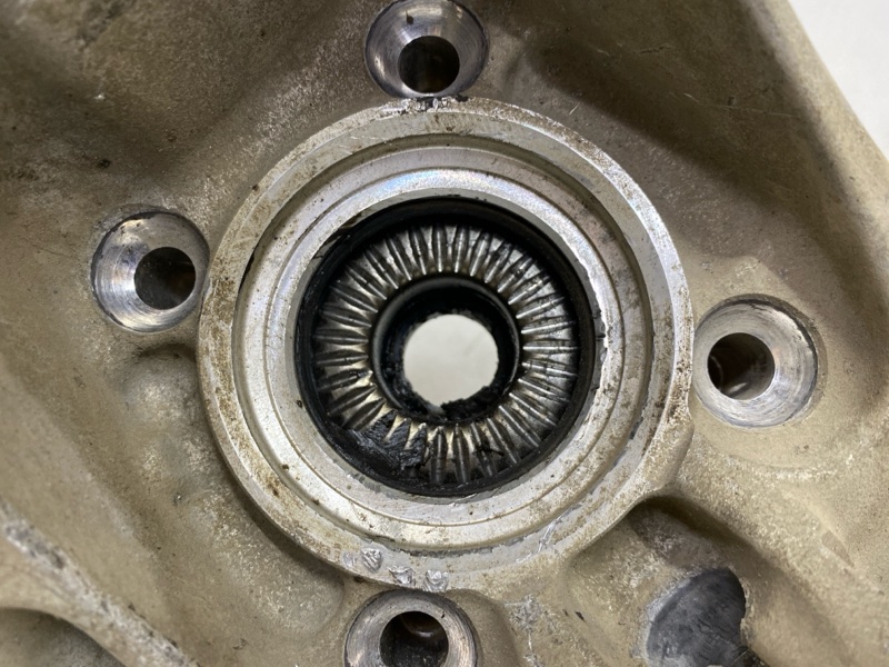 Кулак поворотный передний левый