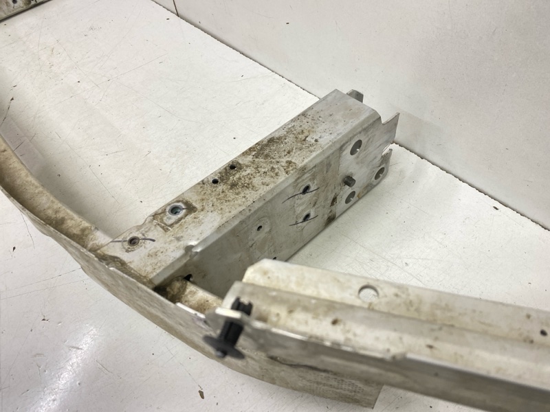 Усилитель переднего бампера