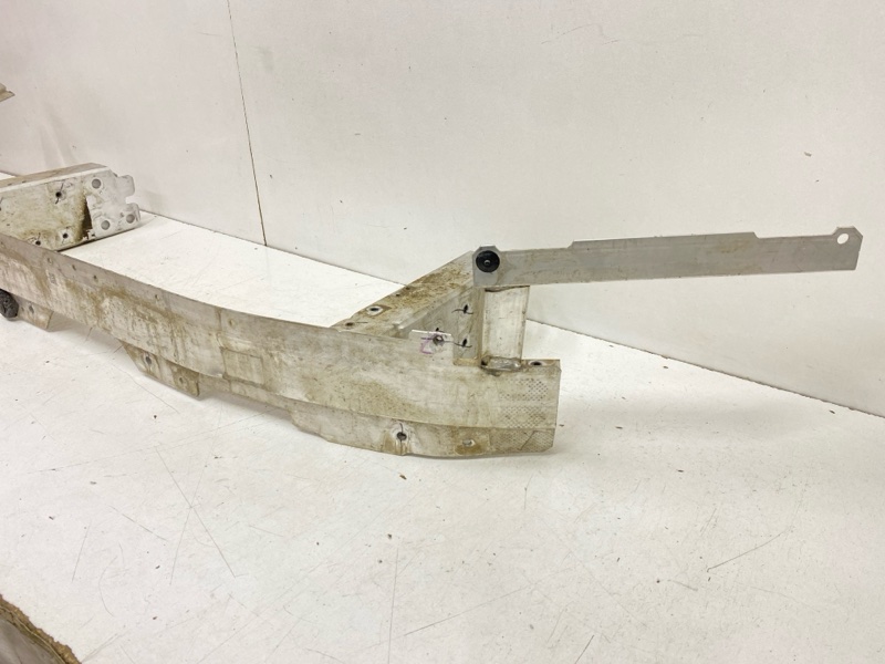 Усилитель переднего бампера